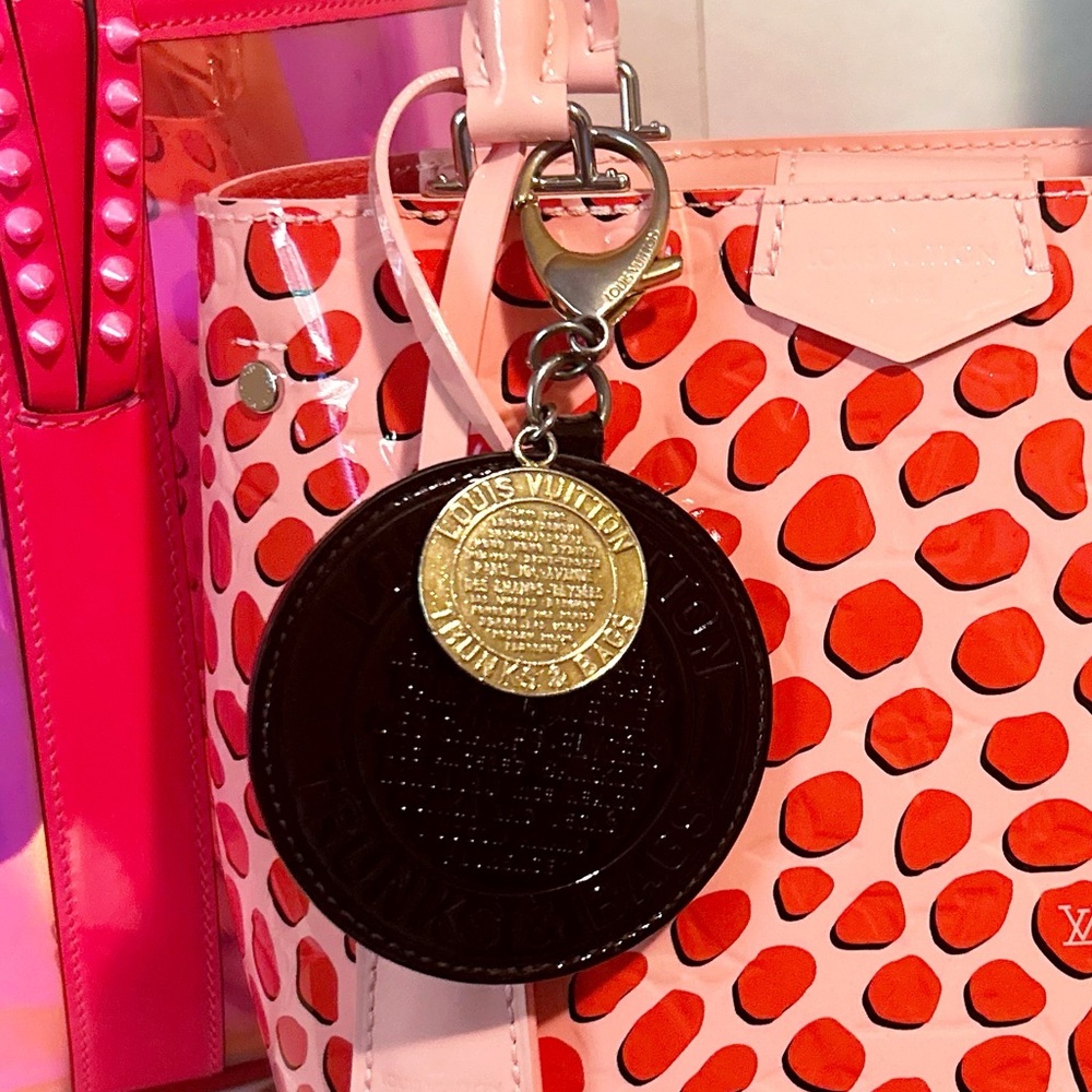 Authentic Louis Vuitton Rare Limited Edition Vernis Round Porte Cles Bag Charm - Picture 10 of 12